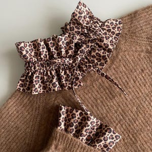 Colletto vittoriano staccabile e polsini coordinati in cotone con stampa leopardata