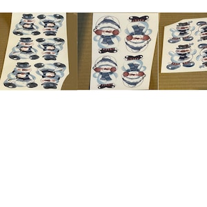 Könnte beinhalten: Ein Set mit 12 Schneemann-Aufklebern, die einen Cartoon-Schneemann mit blauem Schal und schwarzem Zylinder zeigen. Die Aufkleber sind auf weißem Papier gedruckt und können für Bastelarbeiten oder Dekorationen verwendet werden.