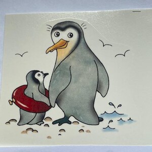 Puede incluir: Una ilustración caprichosa de dos pingüinos en una playa. Un pingüino adulto está de pie junto a un pingüino más pequeño que lleva un flotador rojo. El fondo presenta olas y gaviotas estilizadas, creando una escena veraniega y juguetona.