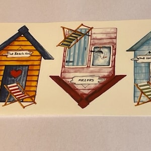 Könnte beinhalten: Drei bunte Illustrationen von Strandhütten mit Schildern, auf denen "The Beach Hut", "Sea You Soon" und "Gone Swimming" steht. Jede Hütte hat einen Strandstuhl und eine Möwe.