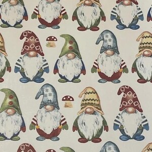 Könnte beinhalten: Ein sich wiederholendes Muster von skurrilen Zwergen mit langen weißen Bärten und bunten Hüten. Die Zwerge haben grüne, blaue und rote Hüte mit verschiedenen Mustern. Kleine Pilzillustrationen sind im Design verstreut.