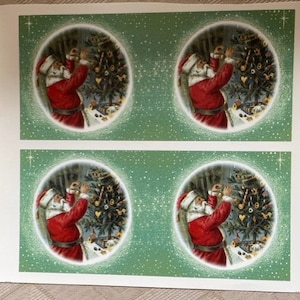 Pode incluir: Quatro cartões de Natal verdes com borda branca. Cada cartão apresenta um Papai Noel vestido de vermelho decorando uma árvore de Natal com enfeites. O fundo é um padrão de flocos de neve verde e branco.