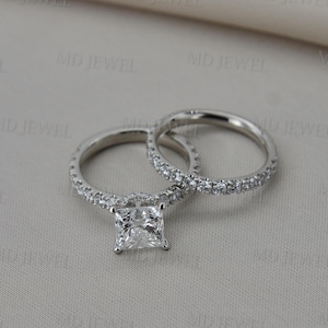 Zestaw obrączek ślubnych z moissanitem Solitaire, pierścionek z moissanitem o szlifie Princess o masie 1,50 ct, zestaw obrączek zaręczynowych z białego złota 14K z akcentem Pave Accent, zestaw obrączek ślubnych