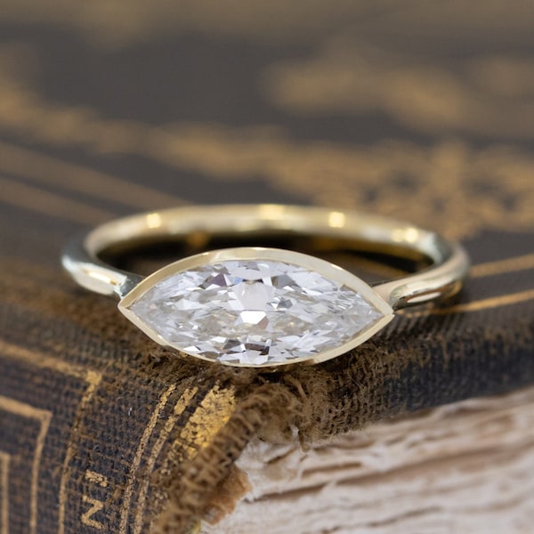 East West förlovningsring, solitärring, vigselring i 14 karat gult guld, East West marquise moissanit jubileumsring, unika ringar