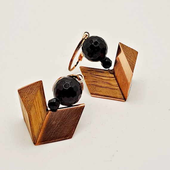 Earrings with onyx