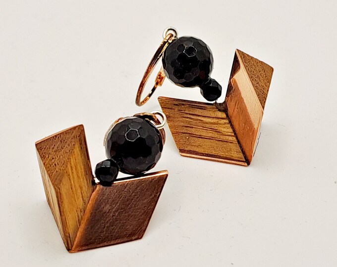 Earrings with onyx