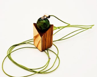 Pendant with malachite.