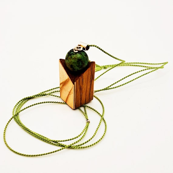Pendant with malachite.