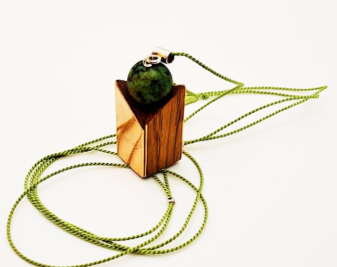 Pendant with malachite.