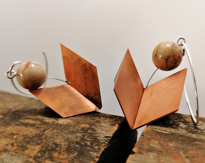 Minimalistyczne kolczyki z kamieniem jaspisowym, drewnem i miedzią.