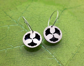 Round hoop earrings featuring a ginkgo leaf motif in deep blue and sleek silver.