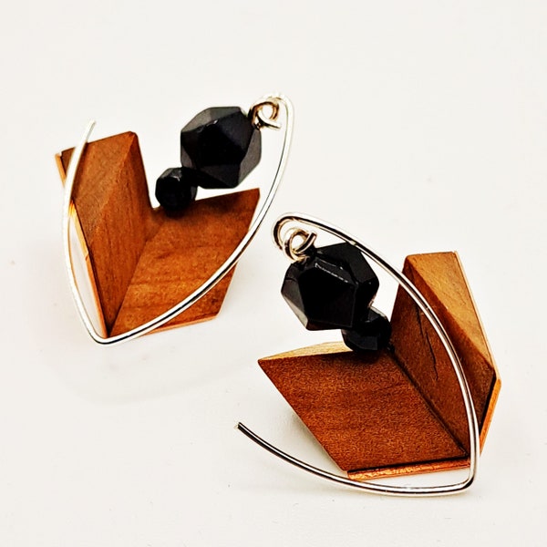 Boucles d'oreilles en bois avec onyx fabriquées à la main avec des fils d'oreilles en argent pur.