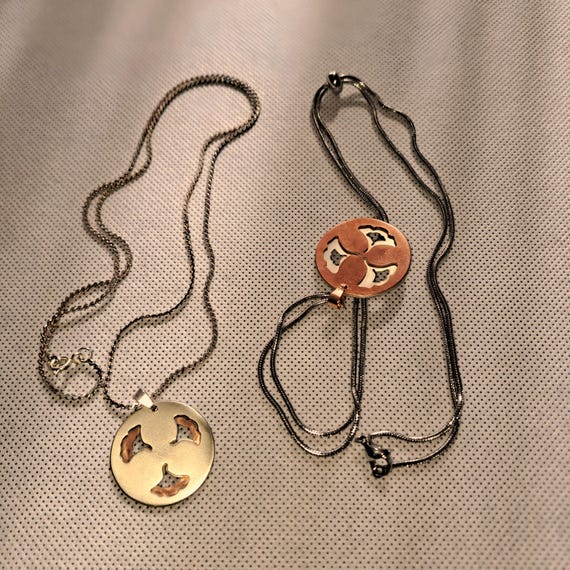 Pendants with stylised ginko leaves