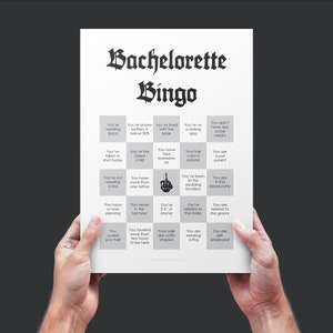 Peut inclure: Une carte de bingo de mariage pour enterrement de vie de jeune fille imprimable en noir et blanc avec 25 cases. Chaque case contient une activit&eacute; ou un &eacute;v&eacute;nement diff&eacute;rent qui pourrait arriver lors d'un enterrement de vie de jeune fille. Les cases incluent des phrases comme "Vous portez du noir", "La batterie de votre t&eacute;l&eacute;phone est inf&eacute;rieure &agrave; 50 %", "Vous avez plus d'un bouton d&eacute;boutonn&eacute;", "Vous portez une bague" et "Vous &ecirc;tes bien employ&eacute;".