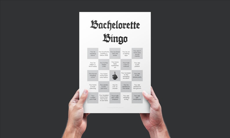 Peut inclure: Une carte de bingo de mariage pour enterrement de vie de jeune fille imprimable en noir et blanc avec 25 cases. Chaque case contient une activit&eacute; ou un &eacute;v&eacute;nement diff&eacute;rent qui pourrait arriver lors d'un enterrement de vie de jeune fille. Les cases incluent des phrases comme "Vous portez du noir", "La batterie de votre t&eacute;l&eacute;phone est inf&eacute;rieure &agrave; 50 %", "Vous avez plus d'un bouton d&eacute;boutonn&eacute;", "Vous portez une bague" et "Vous &ecirc;tes bien employ&eacute;".