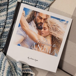 Può includere: Una copertina di libro bianca con una foto di un uomo e una donna che si abbracciano. Il testo "Welcome to Anima" è stampato in blu e bianco. Il libro è intitolato "Welcome to Anima by Aimee Lyam".