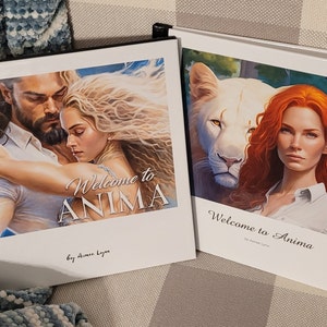 Può includere: Due libri rilegati con copertine bianche e dorsi neri. Le copertine presentano illustrazioni e il testo "Benvenuti ad Anima" con il nome dell'autore sotto. Il libro a sinistra presenta una coppia che si abbraccia, mentre il libro a destra presenta una donna con un leone bianco.