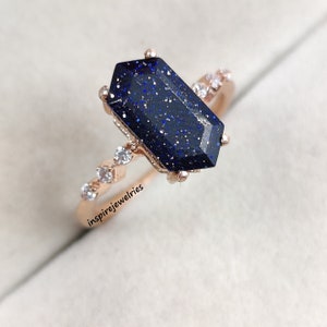 六角形カットのブルーサンドストーンリング、ロング六角形ゴールドストーンエンゲージリング、ギャラクシーリング、宇宙リング、星雲ブライダルリング、プロミスリング、