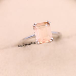 Ręcznie robiony pierścionek zaręczynowy z brzoskwiniowym morganitem: srebrny solitaire