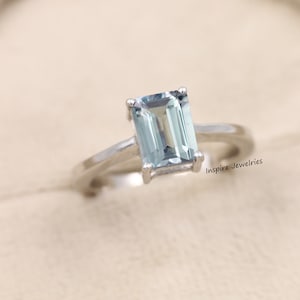 Anillo de promesa de alejandrita con corte esmeralda, piedra preciosa rectangular que cambia de color, anillo de oro blanco de 14 k, anillo con piedra natal de junio, anillo de banda lisa para mujer