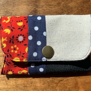 Cartera con broche de pollitos y lunares