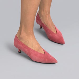 black dress hot pink shoes 8 Vibrant Pink Shoes Outfits for Women To Be Beautiful
