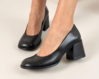 Handgjorda blockklackar i äkta läder, pumps med bred passform och rund tå