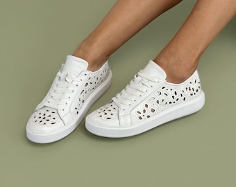 Vita lädersneakers med bred tå för kvinnor – perforerade, andningsbara sommarpromenadskor
