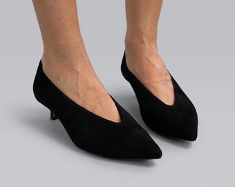 Svarta pumps i mocka med kitten heel, spetsiga finskor, handgjorda eleganta kontorsskor