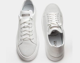 Vita lädersneakers för män, minimalistiska perforerade sneakers, lätta vardagsskor, bekväma vardagssneakers