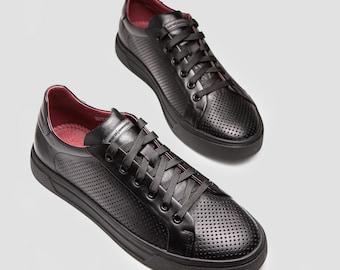 Sneakers da uomo in pelle nera, scarpe casual minimaliste, scarpe comode traforate, calzature eleganti casual per tutti i giorni.