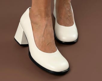 Beige läderpumps med blockklack, breda klackar, bekväma runda tåskor, klackar för bröllopsgäster, eleganta pumps