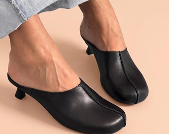 Svarta lädermuffar, slip-on-skor med fyrkantig tå, minimalistiskt sommargarderobsmaterial
