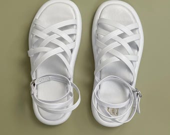 Vita lädersandaler med remmar för kvinnor, minimalistiska platta sommarsandaler, bekväma sandaler med fotledsrem, promenadskor för vardagsbruk