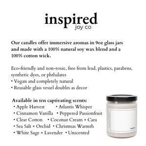 Op de afbeelding: Een witte kaars pot met een zwarte deksel en label. Het label zegt "inspired" en heeft een lijst van tien verschillende kaars geuren: Apple Harvest, Atlantis Whisper, Cinnamon Vanilla, Peppered Passionfruit, Clear Cotton, Coconut Cream + Cara, Sea Salt + Orchid, Christmas Warmth, White Sage + Lavender, en Unscented.
