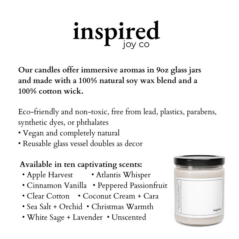 Op de afbeelding: Een witte kaars pot met een zwarte deksel en label. Het label zegt "inspired" en heeft een lijst van tien verschillende kaars geuren: Apple Harvest, Atlantis Whisper, Cinnamon Vanilla, Peppered Passionfruit, Clear Cotton, Coconut Cream + Cara, Sea Salt + Orchid, Christmas Warmth, White Sage + Lavender, en Unscented.
