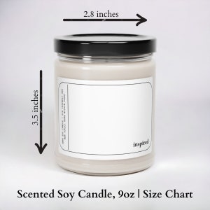 Op de afbeelding: Een 9 ounce geurkaars van sojawas in een glazen pot met een zwarte deksel. De pot is 3,5 inch hoog en 2,8 inch breed. De kaars heeft een wit etiket met het woord "ge&iuml;nspireerd" erop gedrukt. De kaars is gemaakt van milieuvriendelijke en niet-giftige sojawas.