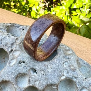 Walnuss Holzring für Männer, Geschenke für Outdoor-Enthusiasten, Holzring Geschenk für minimalistischen Freund, einzigartiger Ring für Naturliebhaber