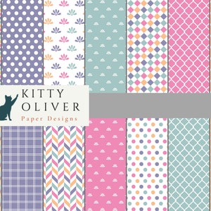 Può includere: Un set di 12 design di carta digitale con vari motivi geometrici in rosa, blu, arancione e bianco. I motivi includono pois, chevron, quadri e altro ancora. Il testo "KITTY OLIVER Paper Designs" è nella parte superiore dell'immagine.