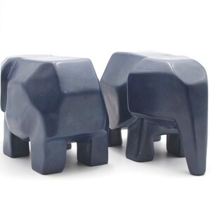 Faceted elephants for decoration or like bookends in different colors ブルー