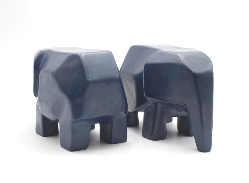 Faceted elephants for decoration or like bookends in different colors ブルー