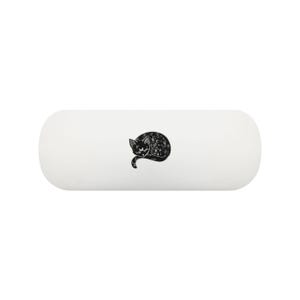Puede incluir: Un estuche para gafas blanco, oblongo y redondeado, con una ilustración gráfica negra de un gato enroscado. El diseño del gato incluye detalles celestiales como pequeñas estrellas y una luna creciente en la frente, centrado en el estuche.