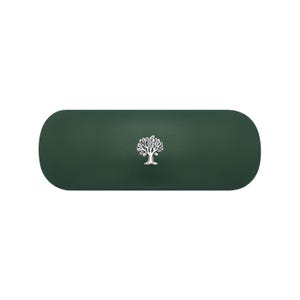 Puede incluir: Un estuche rígido de color verde bosque oscuro, con forma de píldora y extremos redondeados. Centrado en la parte frontal hay una pequeña ilustración gráfica blanca y detallada de un árbol de hoja caduca.