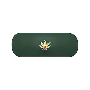 Op de afbeelding: Een donkergroene, langwerpige harde etui met afgeronde uiteinden. In het midden van de voorzijde bevindt zich een kleine, gedetailleerde afbeelding van een blad met een kleurverloop van groen, geel en rood, wit omlijnd op de donkergroene achtergrond.