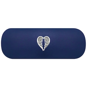 Estuche rígido para anteojos con alas de ángel plateadas. Estuche para anteojos con alas conmemorativas. Estuche para anteojos de lectura con alas extendidas. Estuche para anteojos de sol con forma de corazón alado