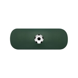 Peut inclure: Un objet vert foncé de forme allongée, semblable à une pilule, aux extrémités arrondies. Au centre de la surface se trouve un petit graphique détaillé d'un ballon de football classique noir et blanc avec un motif traditionnel.