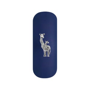 Könnte beinhalten: Ein marineblaues, längliches Hartschalenetui mit abgerundeten Enden. Mittig auf der Vorderseite befindet sich ein detailliertes, silberfarbenes Metallemblem, das eine erwachsene Giraffe neben einer kleineren, jungen Giraffe mit Punktmuster zeigt.