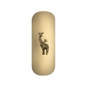 Könnte beinhalten: Ein vertikales, pillenförmiges Objekt in mattem Goldton mit einem mittigen, erhabenen Emblem aus antik-bronzefarbenem Metall, das eine erwachsene Giraffe neben einer kleineren jungen Giraffe zeigt, beide mit detaillierten Fleckenmustern.