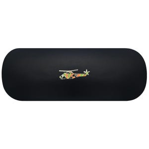 Puede incluir: Un estuche rígido negro mate de forma oblonga que presenta un pequeño pin esmaltado centrado de un helicóptero. El diseño del helicóptero muestra un patrón de camuflaje en tonos naranja, verde y negro con bordes de metal plateado.