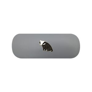 Könnte beinhalten: Ein graues Brillenetui mit einer schwarz-weißen Dachs-Illustration. Das Etui hat eine abgerundete rechteckige Form und eine glatte Oberfläche. Der Dachs ist in einem stilisierten, minimalistischen Design dargestellt.